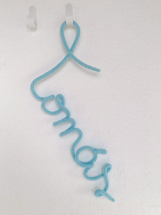 Nome "Tomás" em tricotin